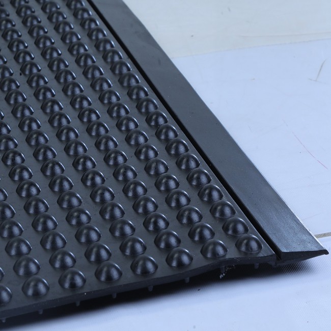 rubber-united-anti-fatigue-bubble-mat-on-roll-15mm-3