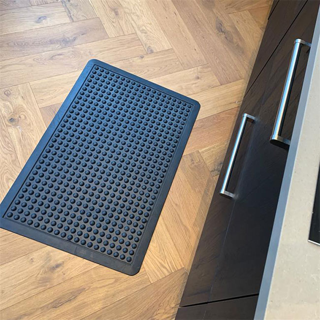 rubber-united-anti-fatigue-bubble-mat-black-3