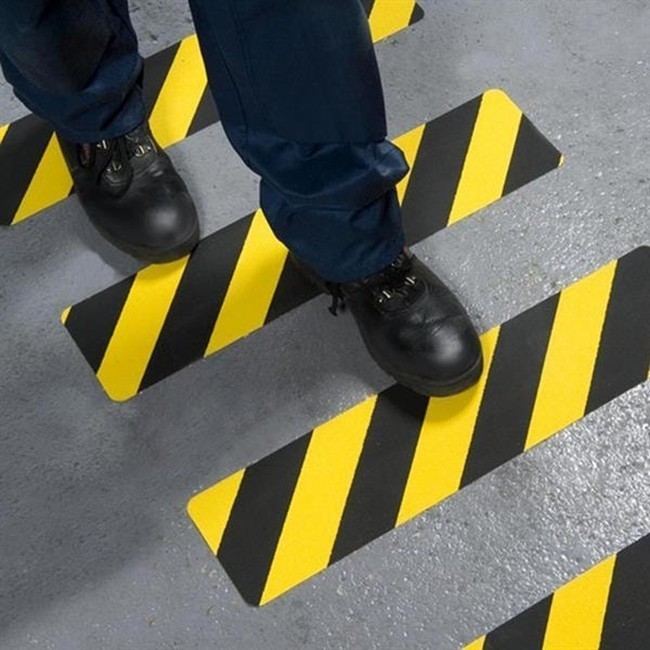 rubber-united-anti-slip-safety-grip-cleat-150mm-hazard-black-yellow-4