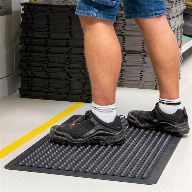 rubber-united-anti-fatigue-bubble-mat-black-4